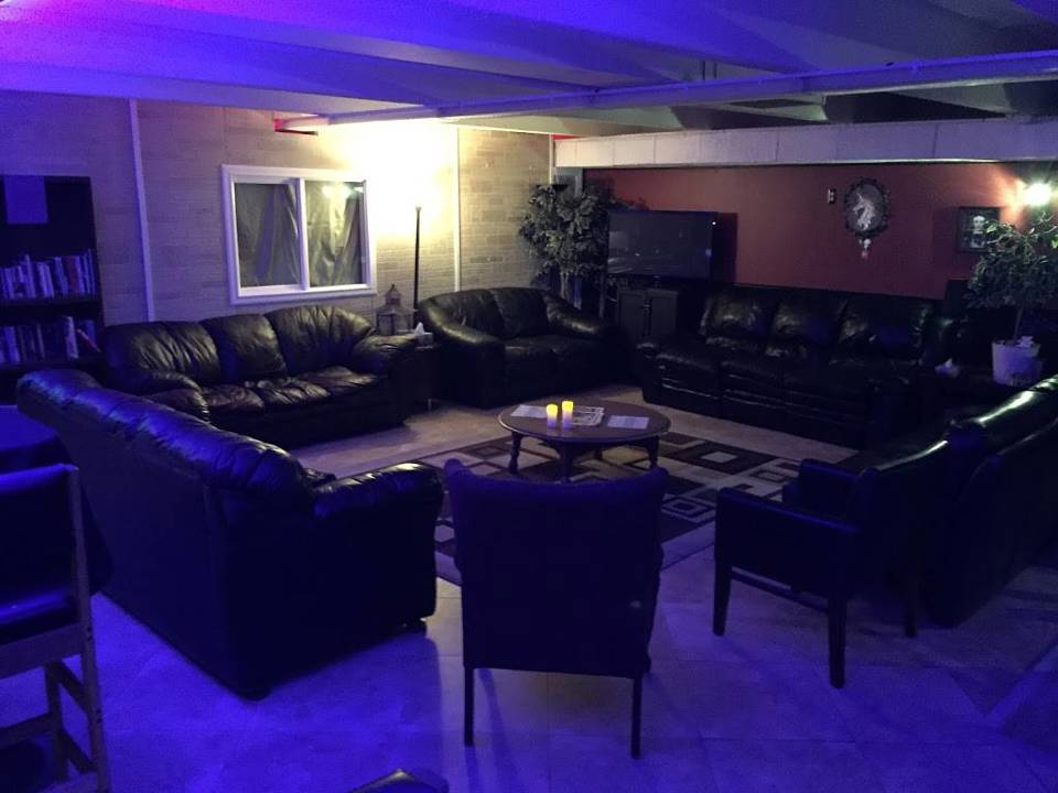 Social lounge with leather sofa