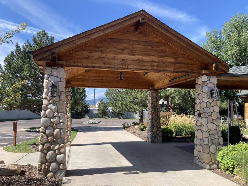 Entrance at Squirrel Creek Lodge in Littleton