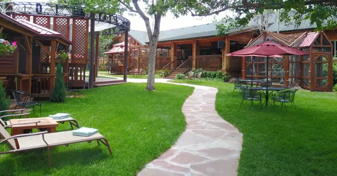 Squirrel Creek Lodge courtyard with lawn and outdoor seating