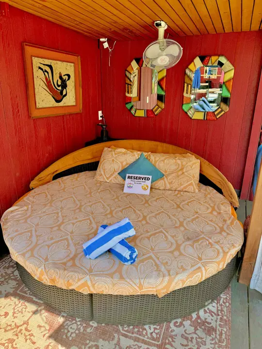 Private round daybed