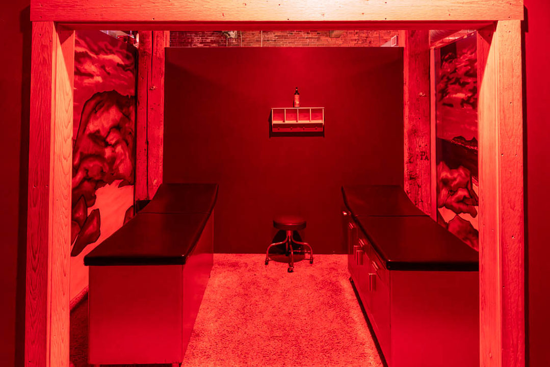 Themed room with two padded play benches