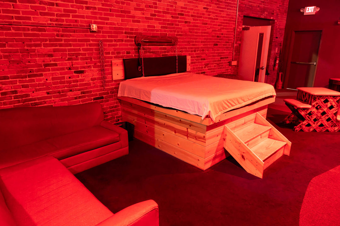 Themed room with two padded play benches